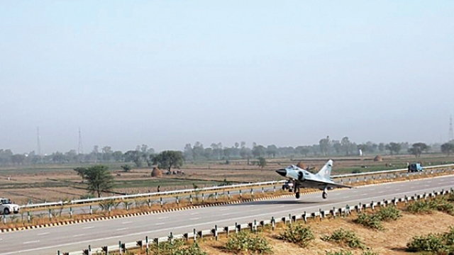 Fighter Jet landing on Yamuna Expressway